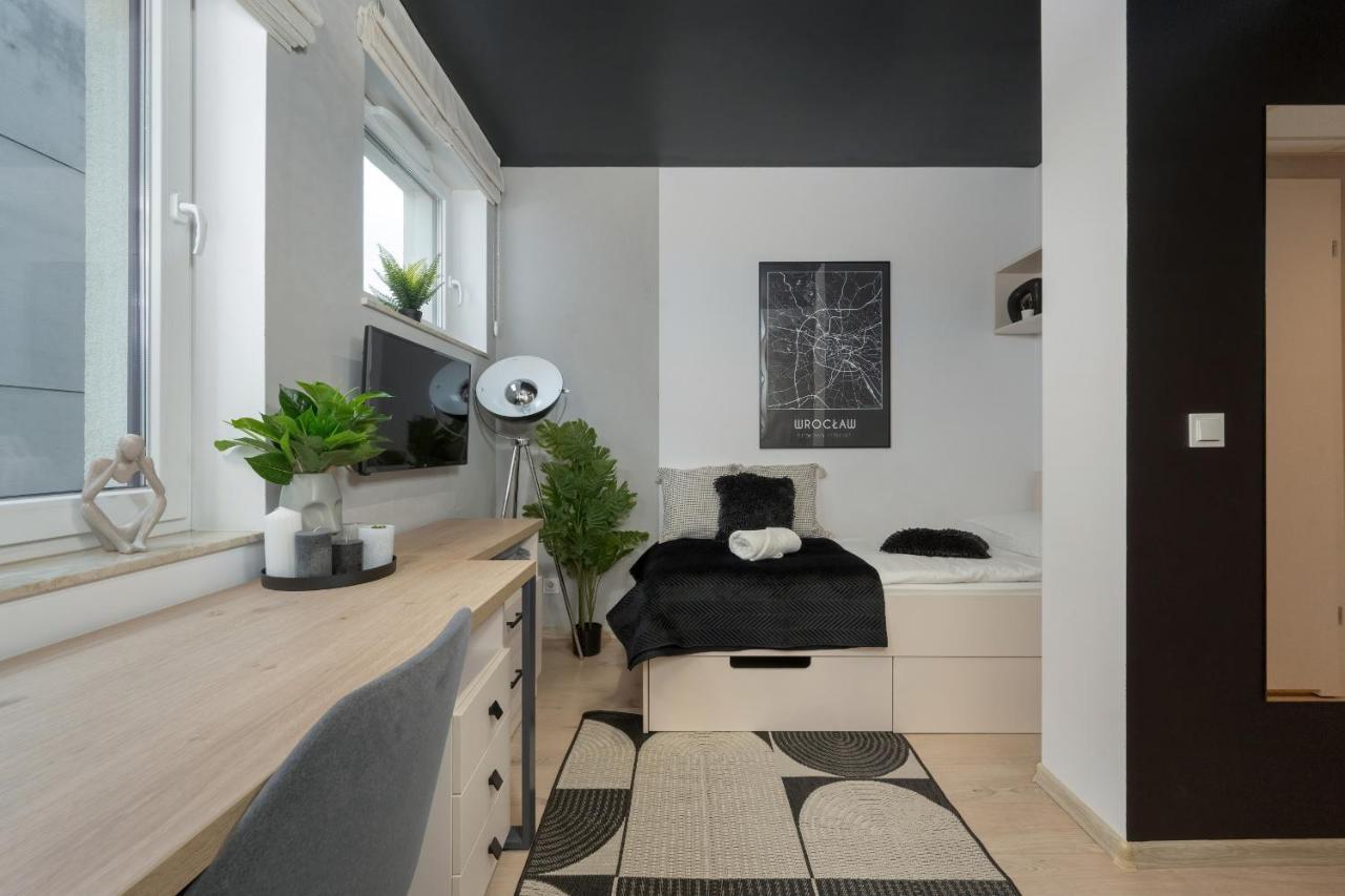 Trendy Studios With Home Office Near Wroclaw Main Station By Noclegi Renters Ngoại thất bức ảnh