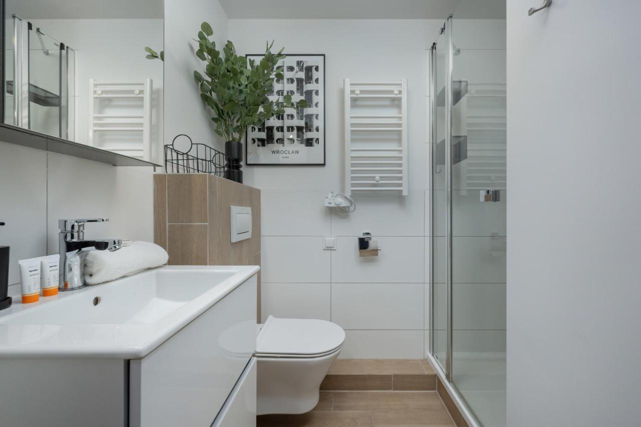Trendy Studios With Home Office Near Wroclaw Main Station By Noclegi Renters Ngoại thất bức ảnh