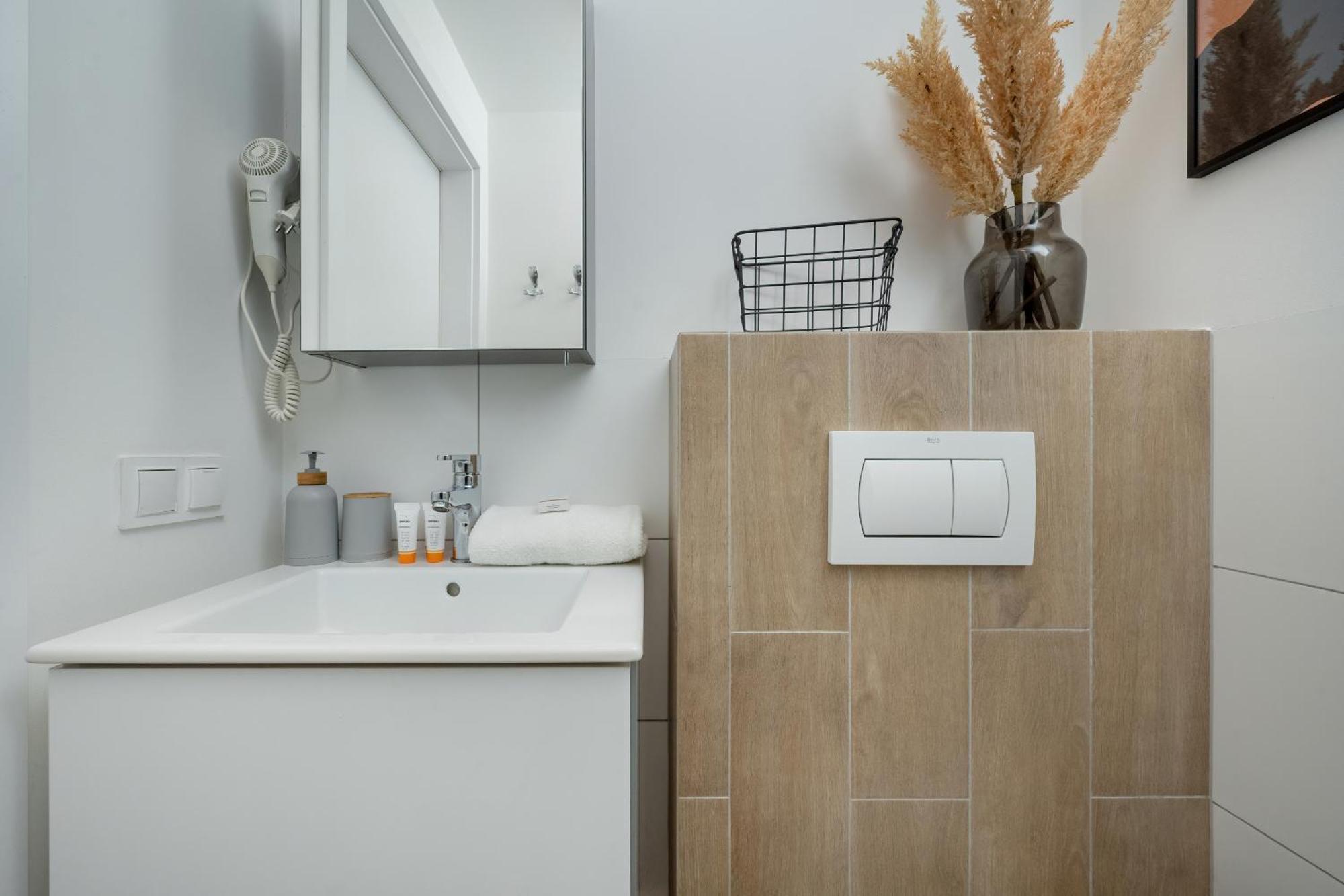 Trendy Studios With Home Office Near Wroclaw Main Station By Noclegi Renters Ngoại thất bức ảnh